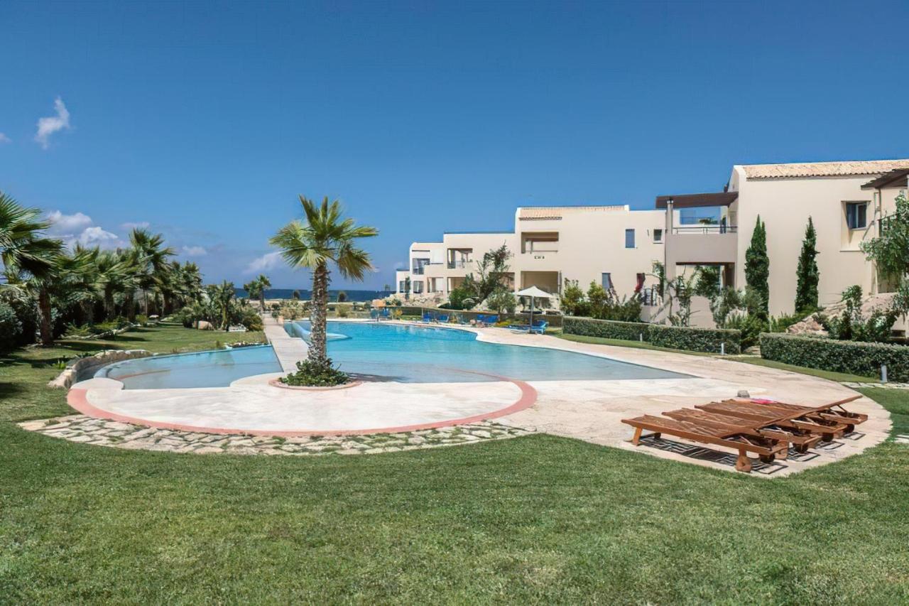 Resitour - Aphrodite Beachfront Pirgos Psilonerou Ruang foto