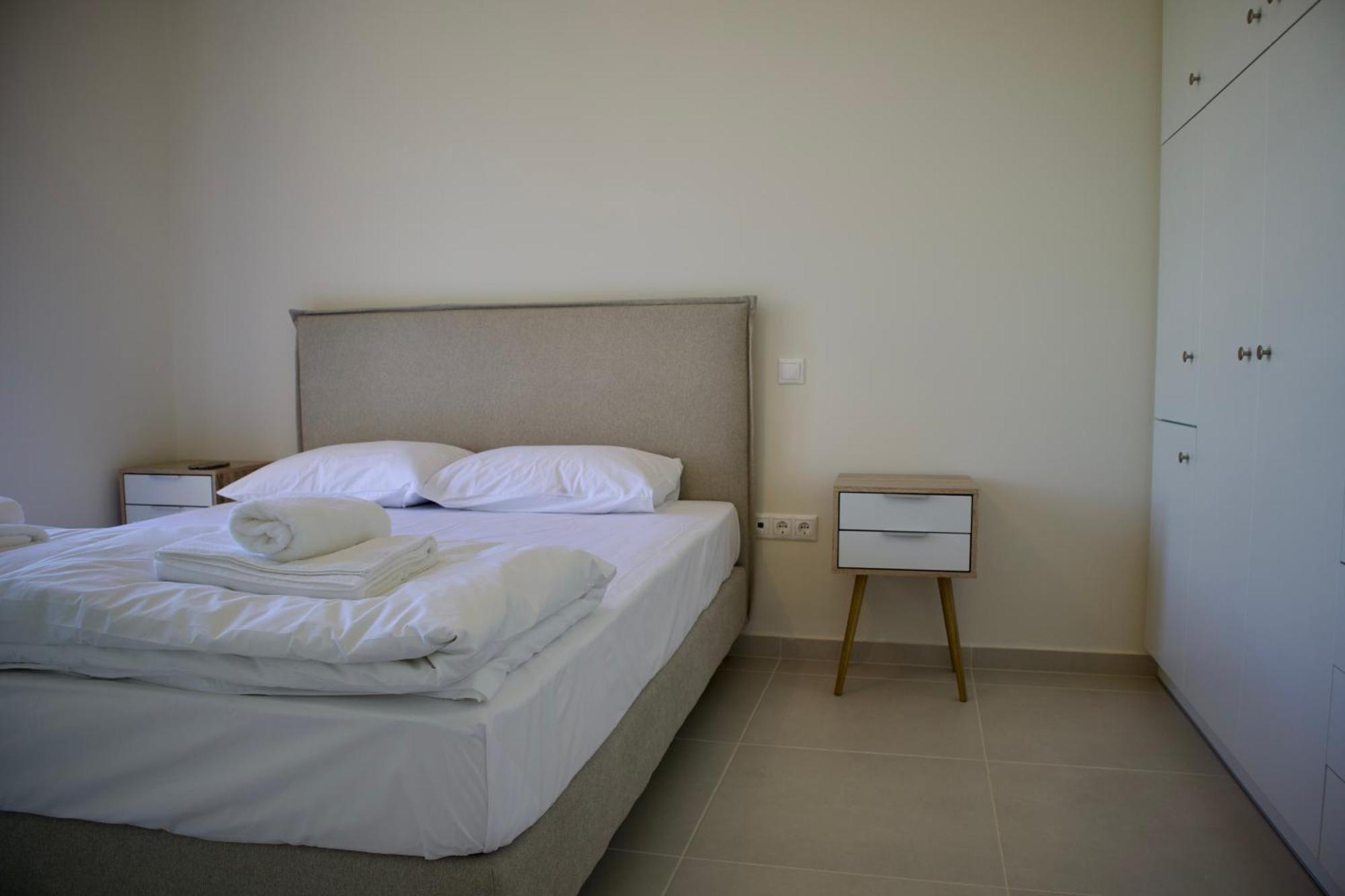 Resitour - Aphrodite Beachfront Pirgos Psilonerou Ruang foto