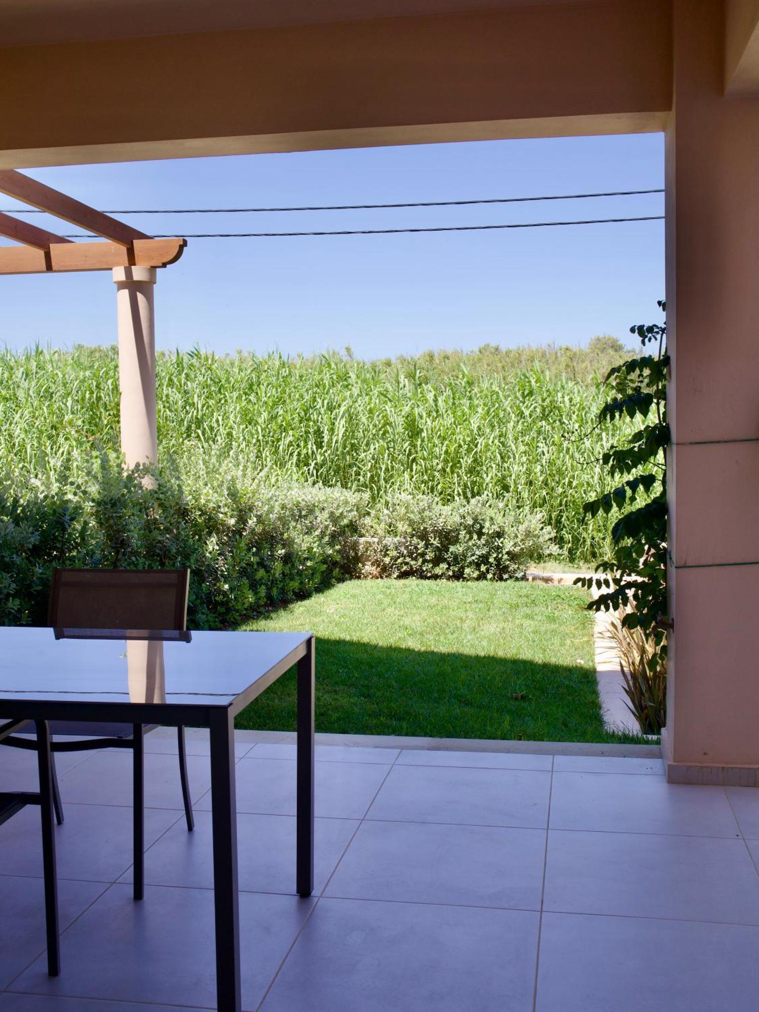 Resitour - Aphrodite Beachfront Pirgos Psilonerou Ruang foto