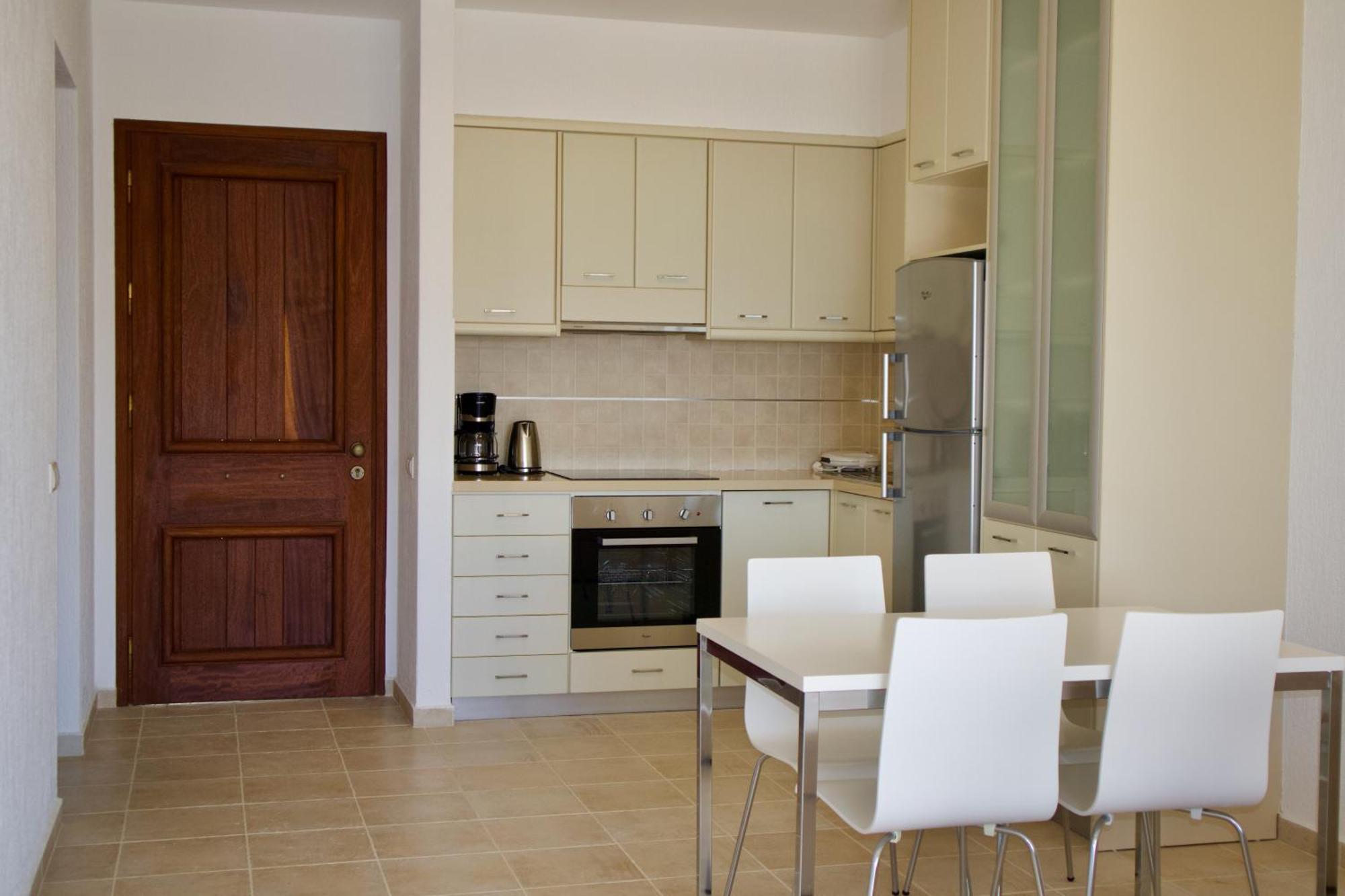 Resitour - Aphrodite Beachfront Pirgos Psilonerou Ruang foto