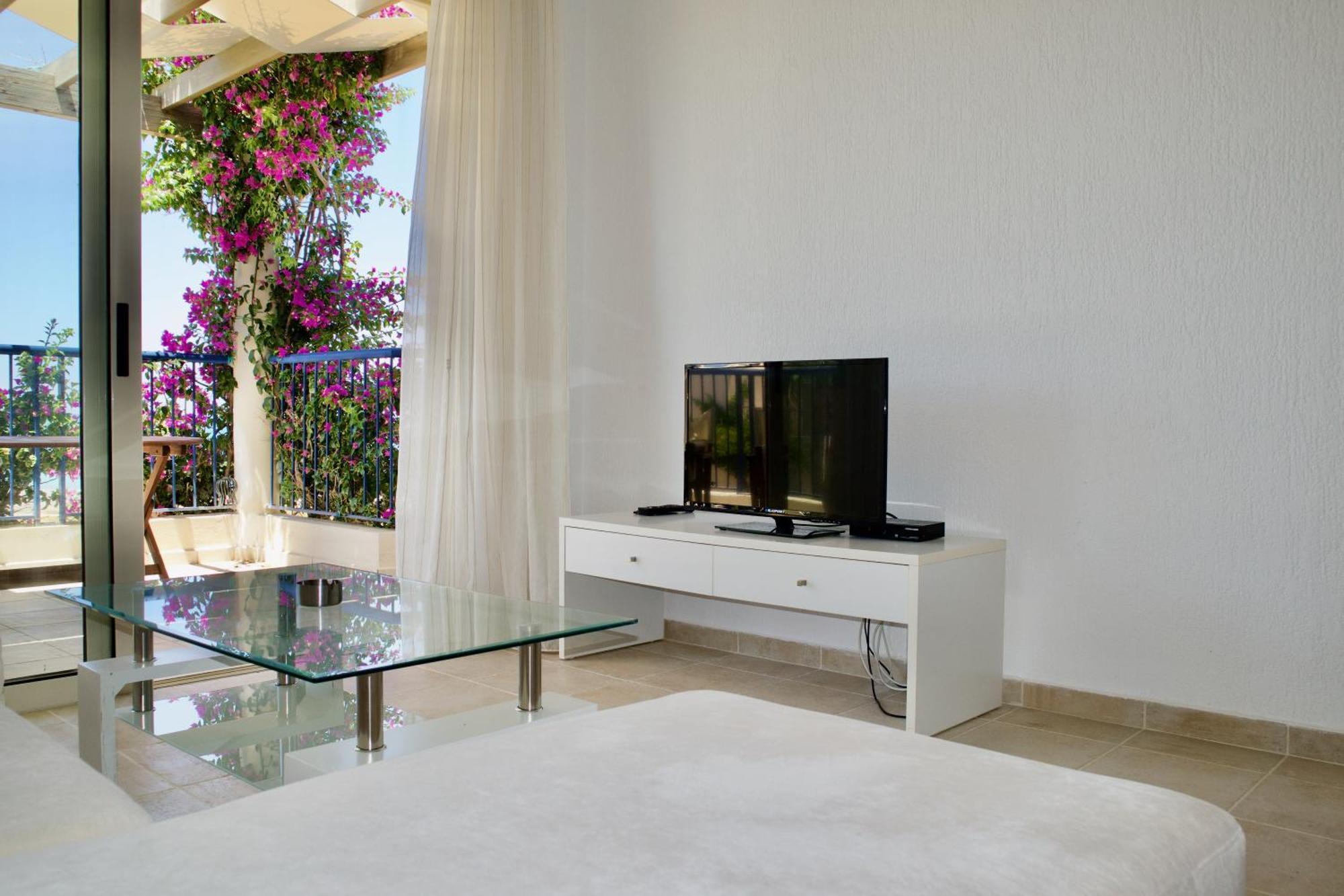 Resitour - Aphrodite Beachfront Pirgos Psilonerou Ruang foto