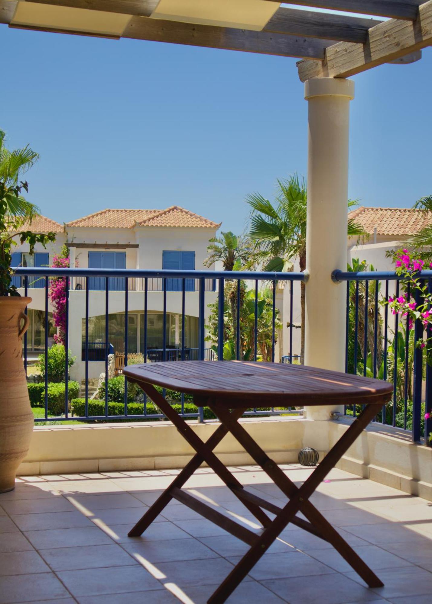Resitour - Aphrodite Beachfront Pirgos Psilonerou Ruang foto