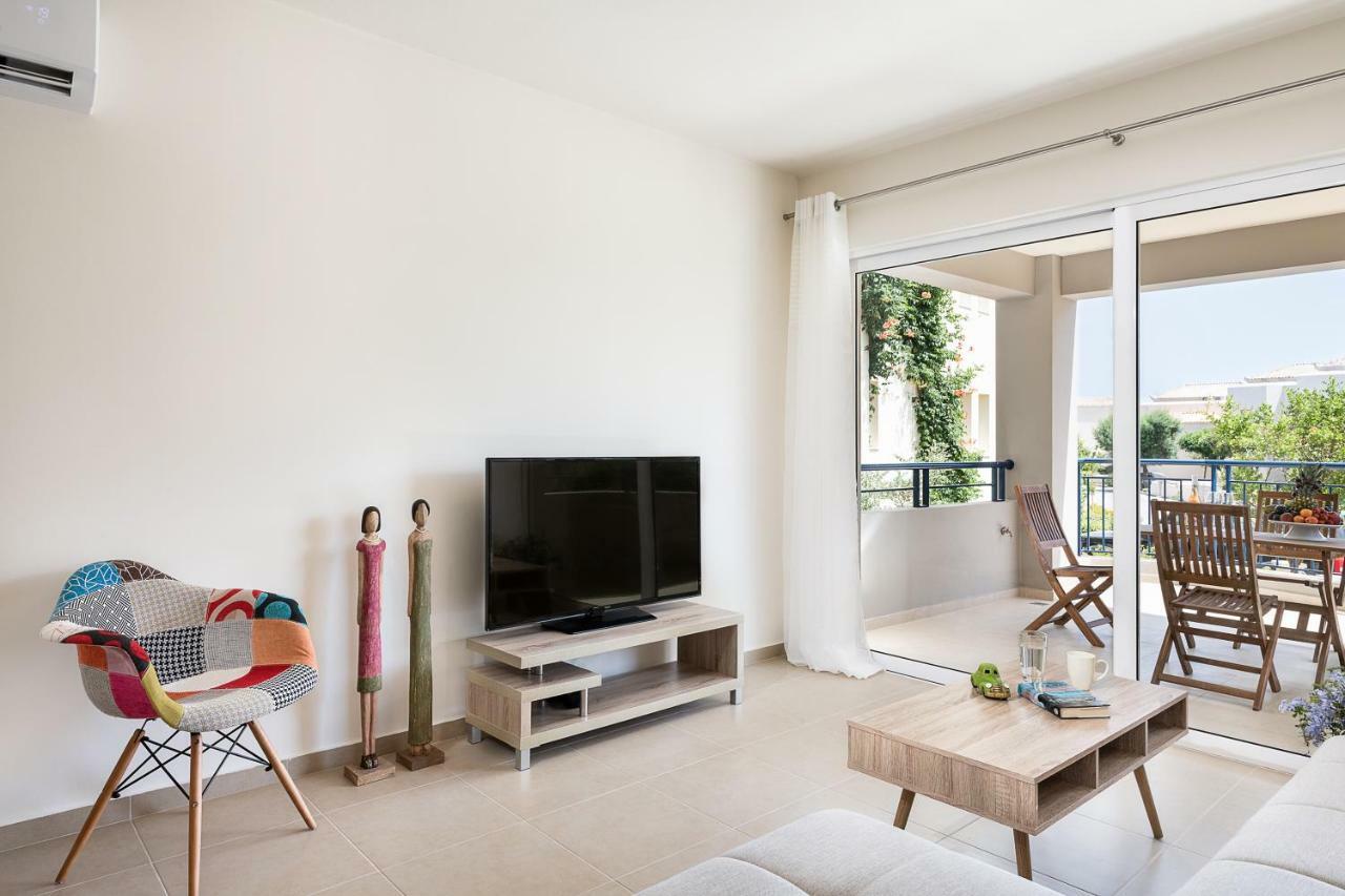 Resitour - Aphrodite Beachfront Pirgos Psilonerou Ruang foto