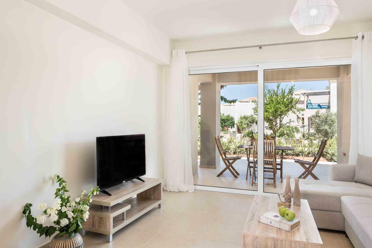 Resitour - Aphrodite Beachfront Pirgos Psilonerou Bagian luar foto