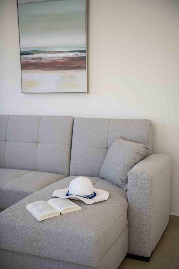 Resitour - Aphrodite Beachfront Pirgos Psilonerou Bagian luar foto