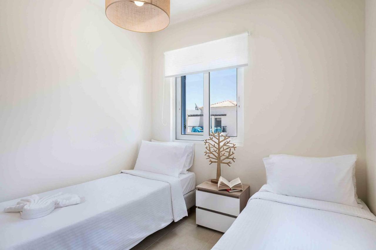Resitour - Aphrodite Beachfront Pirgos Psilonerou Bagian luar foto
